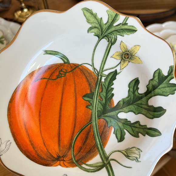 Perfect set of 7 Pumpkin Dessert Plates with Gold Rim and Scalloped Edges 🎃 - Picture 2 of 5